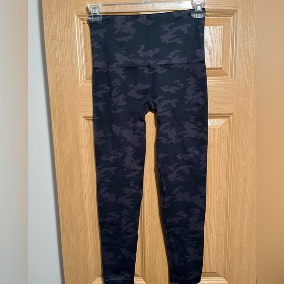 SPANX Look at Me Now Seamless Leggings Camo Print Support Athleisure Gym XL NWT - Picture 9 of 14